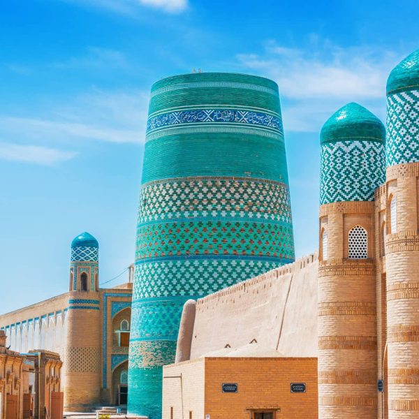 Minaret Kalta Minor et remparts de Khiva, Ouzbékistan