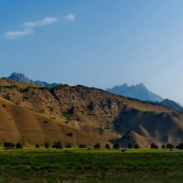 Paysage de montagnes et de vallée en Asie centrale