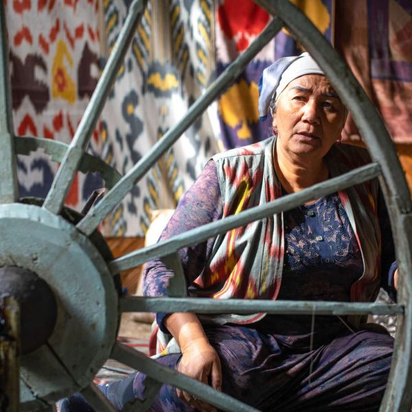 Artisane tissant sur un métier traditionnel, Ouzbékistan