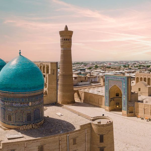 Vue aérienne du minaret Kalon et de la médersa Mir-i-Arab, Boukhara, Ouzbékistan