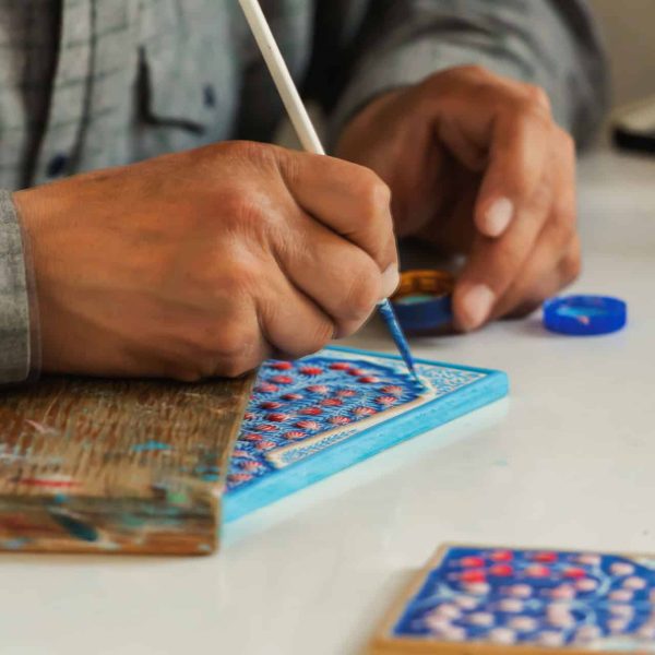 Artiste peignant à la main une céramique traditionnelle, Ouzbékistan