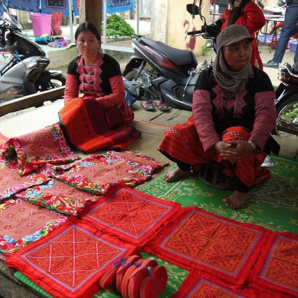 Marchandes de textiles sur marché Hmong, Nord Vietnam