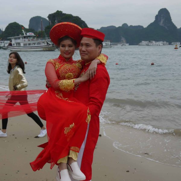 Jeunes mariés à la Baie d'Halong, Vietnam