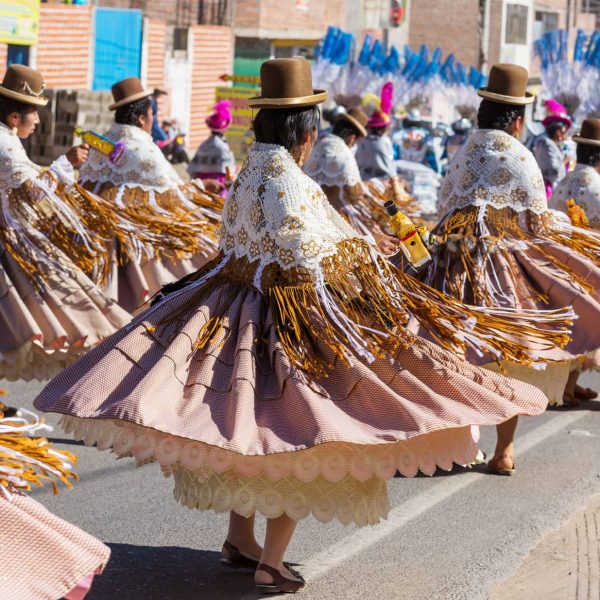 Danseuses en costumes traditionnels lors d'une fête andine, Pérou
