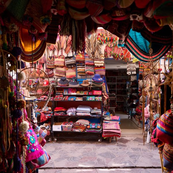 Étals de textiles colorés au marché de Pisac, Pérou