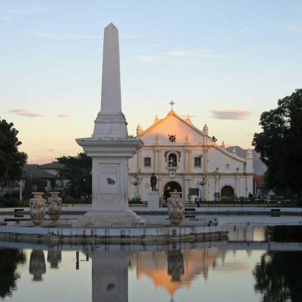 Obélisque et cathédrale de Vigan au coucher du soleil, Philippines