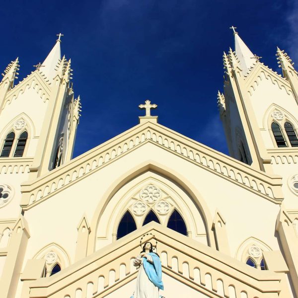 Façade blanche de la cathédrale de l'Immaculée Conception, Philippines