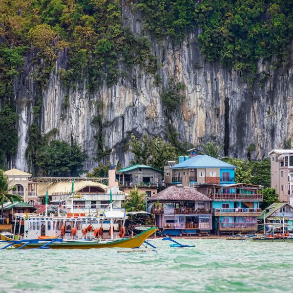 Maisons colorées au pied des falaises calcaires d'El Nido, Palawan, Philippines