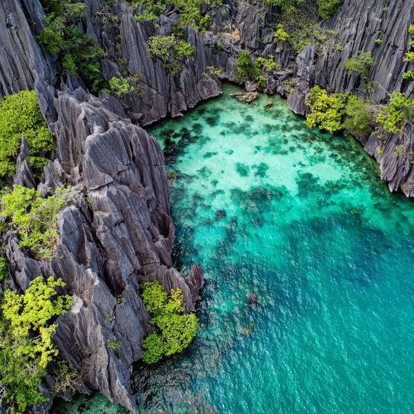 Vue aérienne d'un lagon turquoise entre les falaises de Coron, Philippines