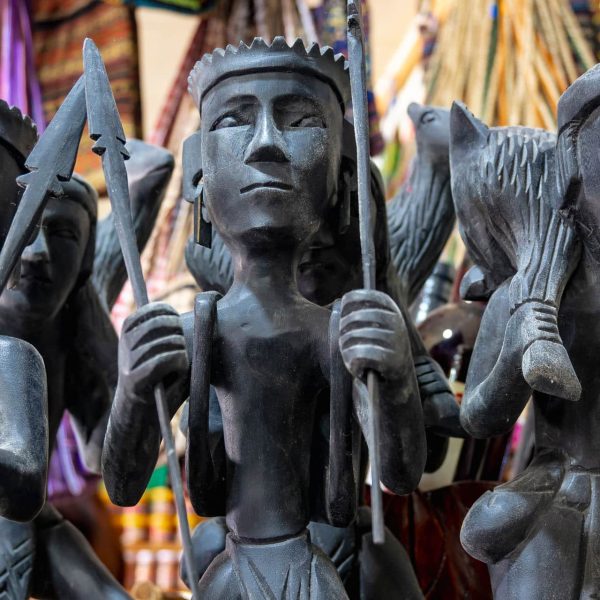 Statues sculptées en bois de l'artisanat ifugao à Banaue, Philippines