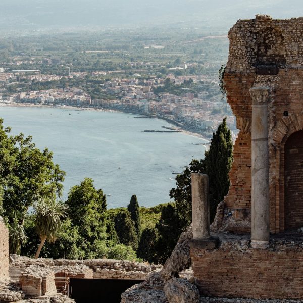 Théâtre antique de Taormina face à la mer, Sicile