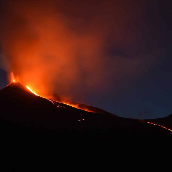 Éruption de l'Etna dans la nuit, Sicile