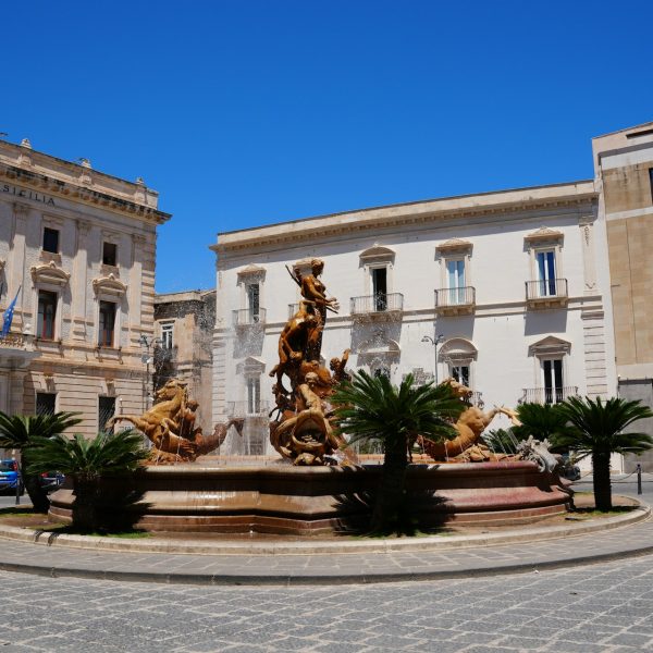 Place d'Ortigia et fontaine de Diane, Syracuse, Sicile