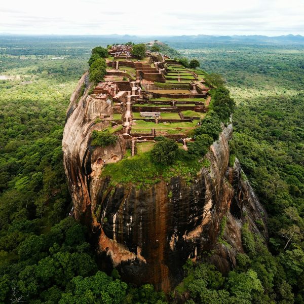 Forteresse rocheuse de Sigiriya au-dessus de la jungle, Sri Lanka