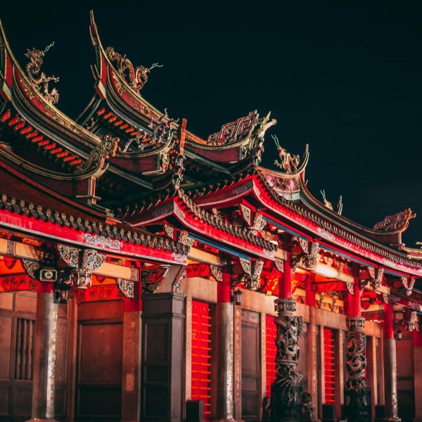 Temple traditionnel illuminé de nuit, Taïwan