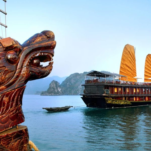 Jonque de croisière dans la baie d'Halong, Vietnam
