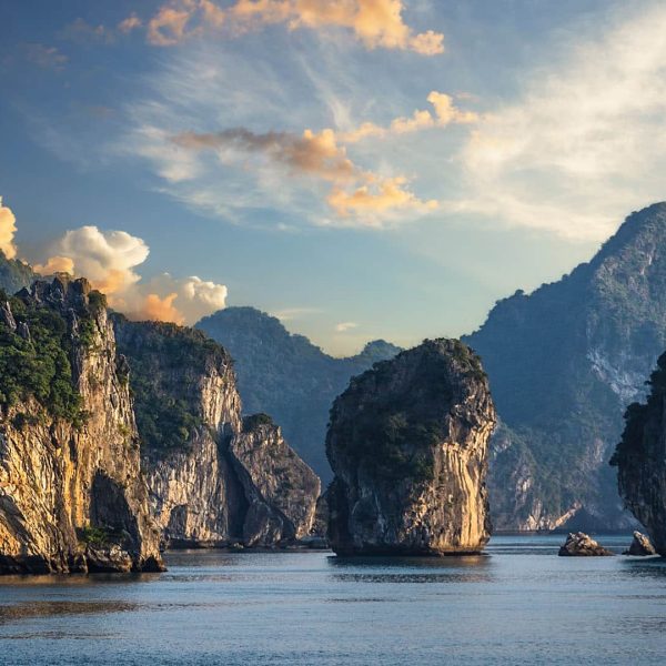 Falaises calcaires au-dessus de l'eau au coucher du soleil, Vietnam