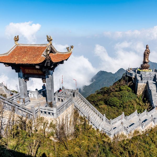 Pagode et escaliers au sommet du mont Fansipan près de Sapa, Vietnam