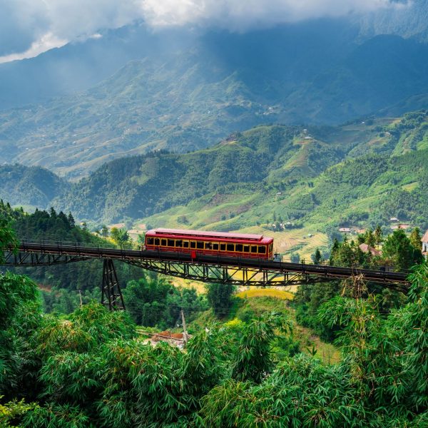 Petit train traversant un pont dans les montagnes du nord, Vietnam