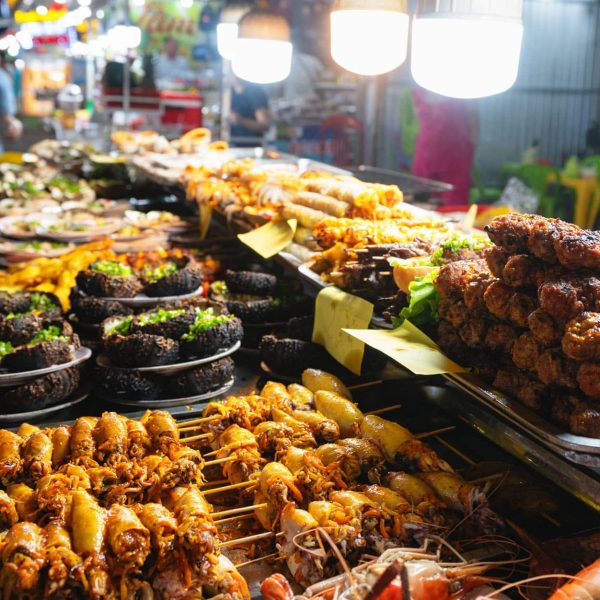 Étal de street food nocturne, Vietnam