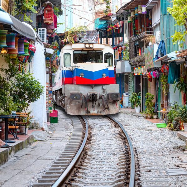 Train passant dans la rue du chemin de fer de Hanoï, Vietnam
