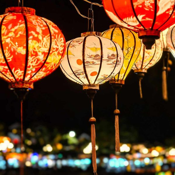 Lanternes de soie colorées illuminées à Hoi An, Vietnam