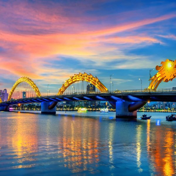 Pont du Dragon illuminé au crépuscule, Da Nang, Vietnam