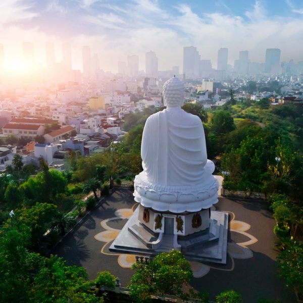 Bouddha blanc de la pagode Long Son dominant Nha Trang, Vietnam