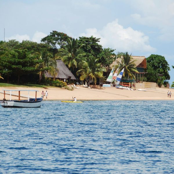 Plage et barques sur les rives du lac Malawi, Malawi