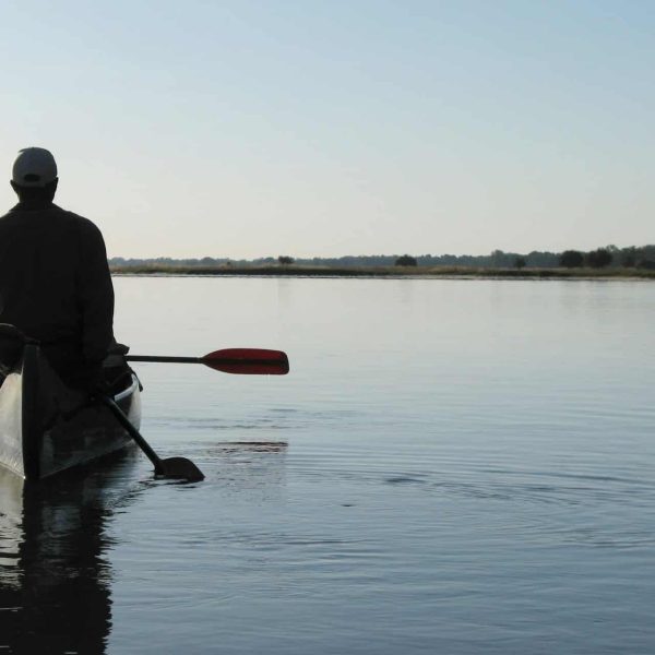 Canoë sur le Zambèze au soleil couchant, Zambie