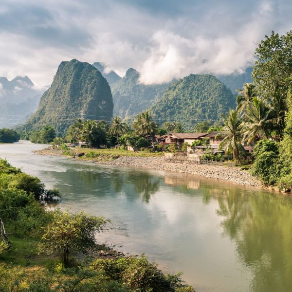 Rivière Nam Song et pitons karstiques à Vang Vieng, Laos