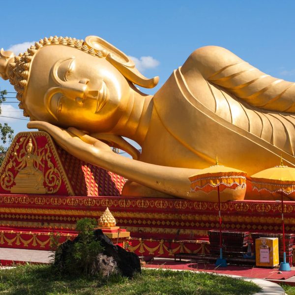 Bouddha couché doré dans un temple de Vientiane, Laos