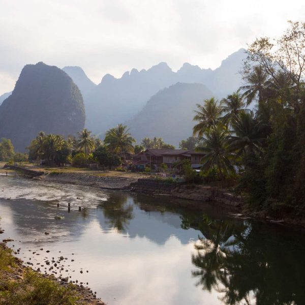 Montagnes karstiques se reflétant dans une rivière, Laos