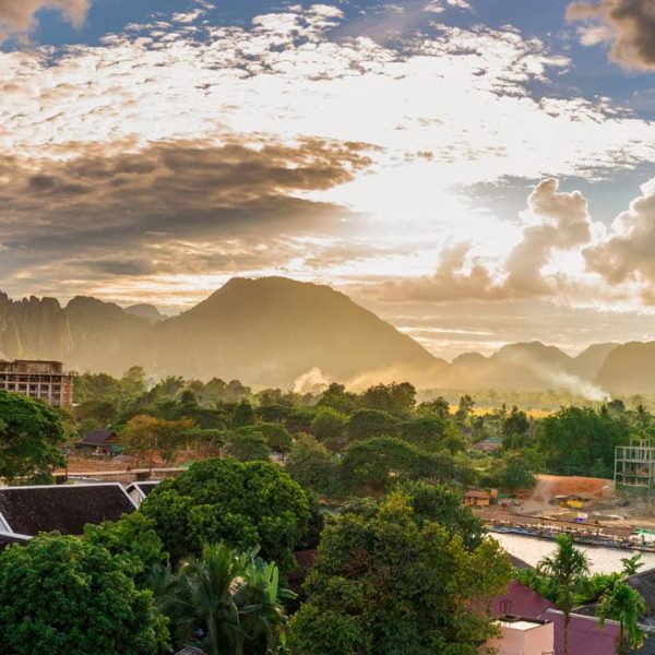 Panorama de Vang Vieng au coucher du soleil, Laos
