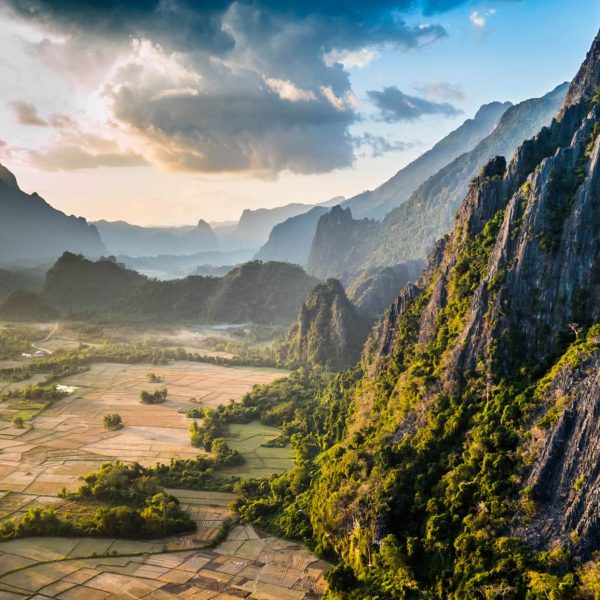 Montagnes karstiques et vallée au coucher du soleil, Laos