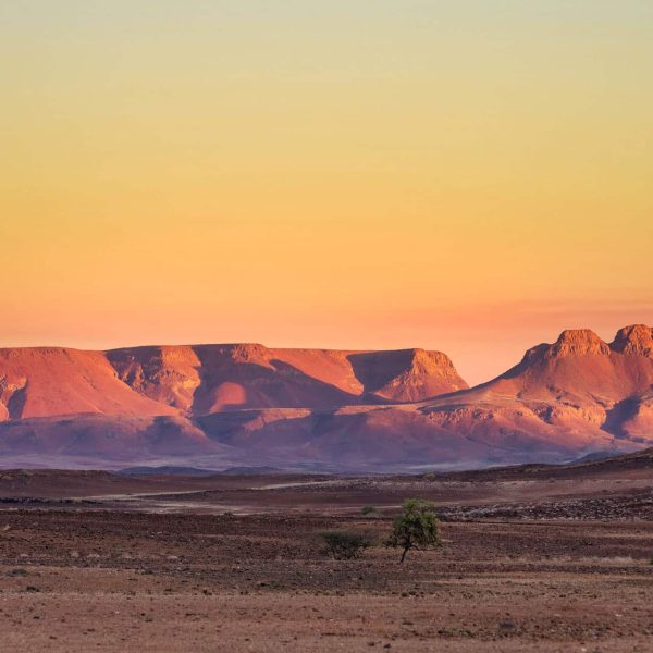 Massif du Brandberg au lever du soleil, Namibie