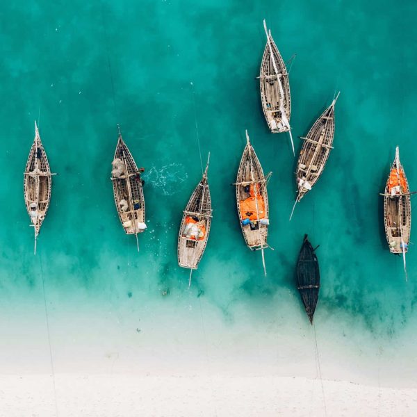 Vue aérienne de bateaux de pêche sur les eaux turquoise de Zanzibar